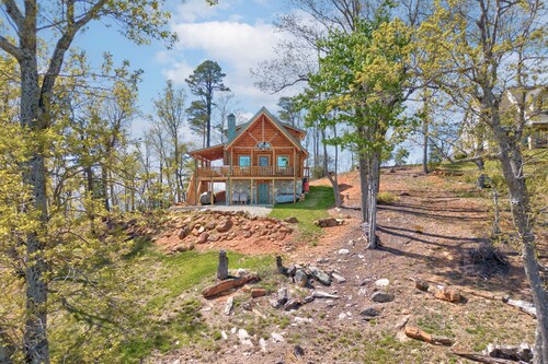 Morganton Mountain Retreat w/ Hot Tub
