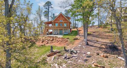 Morganton Mountain Retreat w/ Hot Tub