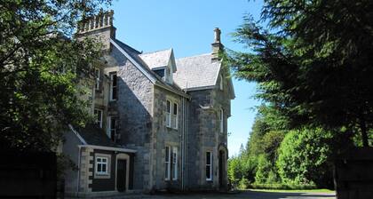 Large 11 bedroom, Scottish Highland Lodge Sleeping 18