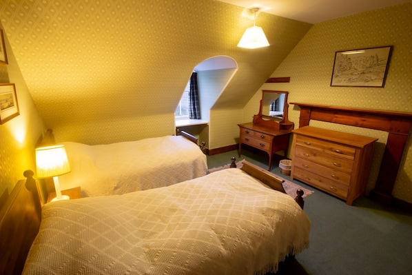 11 bedrooms, iron/ironing board, travel cot, Internet