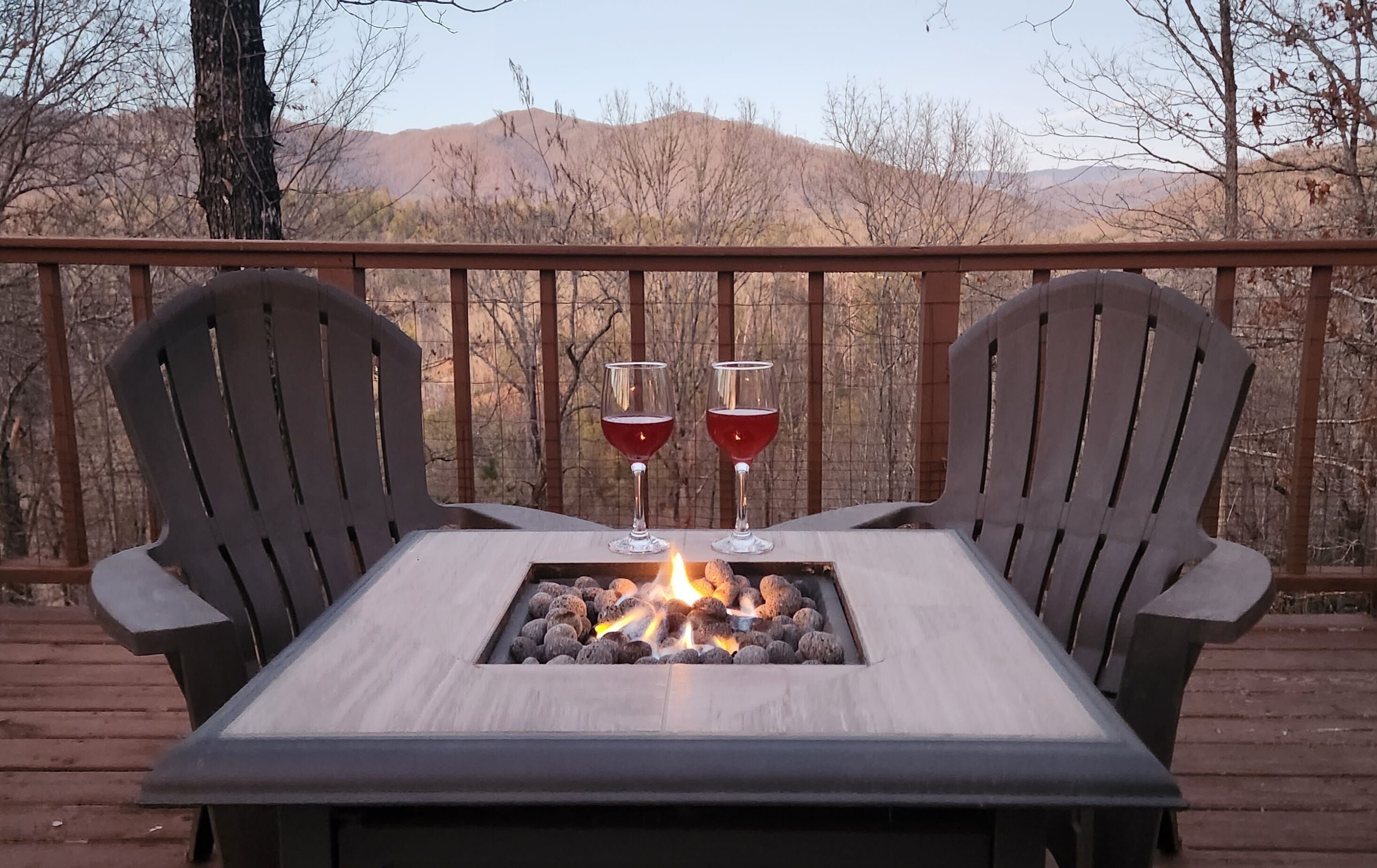 Beautiful Cabin w/ views, hot tub, hiking, fishing, Bryson City and Cherokee NC 