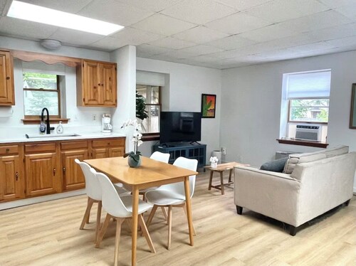 Cute 1st Floor 1BR Downtown Brunswick @ Bowdoin