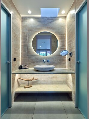Rainfall showerhead, hair dryer, bathrobes, slippers - Isavoria Resort (Parga)