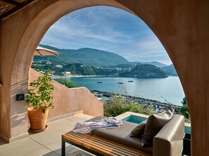 Deluxe Double Room | Premium bedding, pillowtop beds, free minibar items, in-room safe