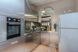 Frigorifero, microonde, forno, lavastoviglie