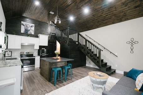 Smart TV, books. Modern Country Cottage w/Brand New Screened-In Porch and Hot Tub
