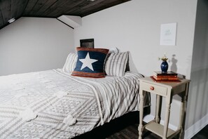 1 habitación, escritorio, tabla de planchar con plancha y cuna de viaje 