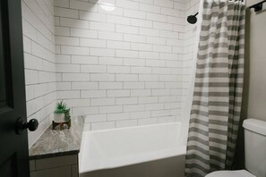 Hair dryer, towels, soap, shampoo - Modern Country Cottage w/Brand New Screened-In Porch and Hot Tub (New Braunfels)