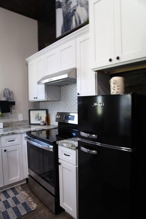 Kühlschrank, Mikrowelle, Ofen, Herdplatte