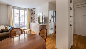 Un appartamento moderno con angolo ristoro, cucina e soggiorno.