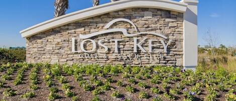 A sign with the text "LOST KEY" and "GOLF & BLACK & BIRDS" indicating a golf course and bird watching area.