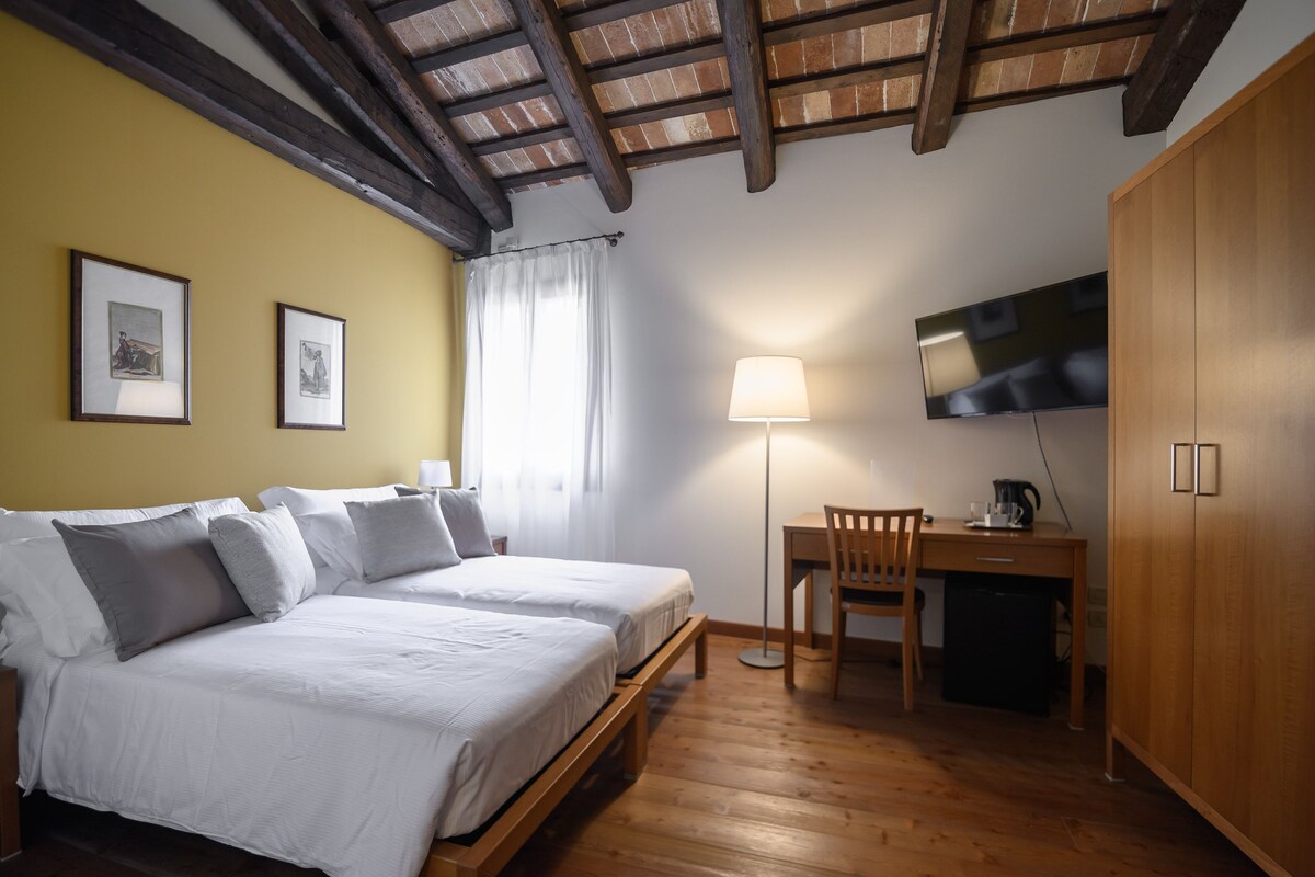 Habitación doble superior, 2 camas individuales | Caja de seguridad en la habitación, escritorio y wifi gratis 