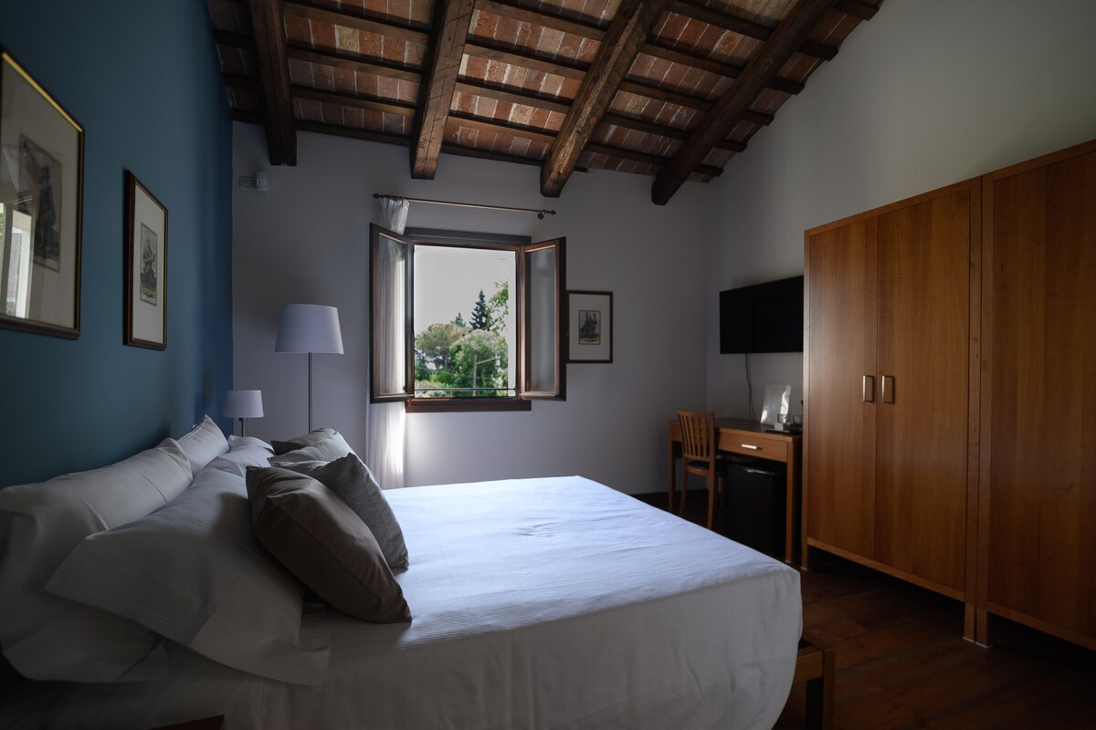 Habitación superior, 1 cama Queen size | Caja de seguridad en la habitación, escritorio y wifi gratis 