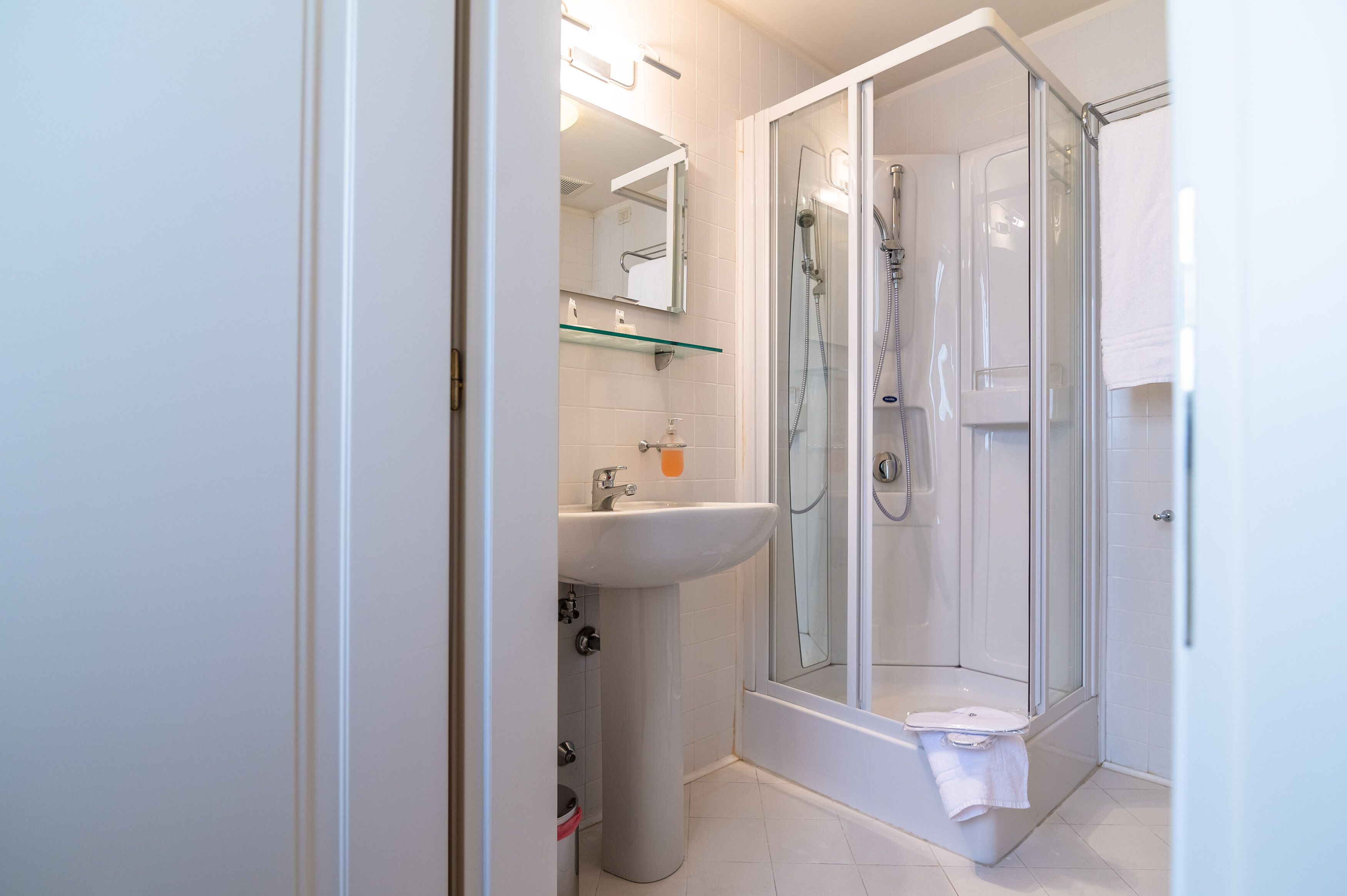 Superior Room, 1 Queen Bed | Bathroom | Shower, rainfall showerhead, hair dryer, slippers