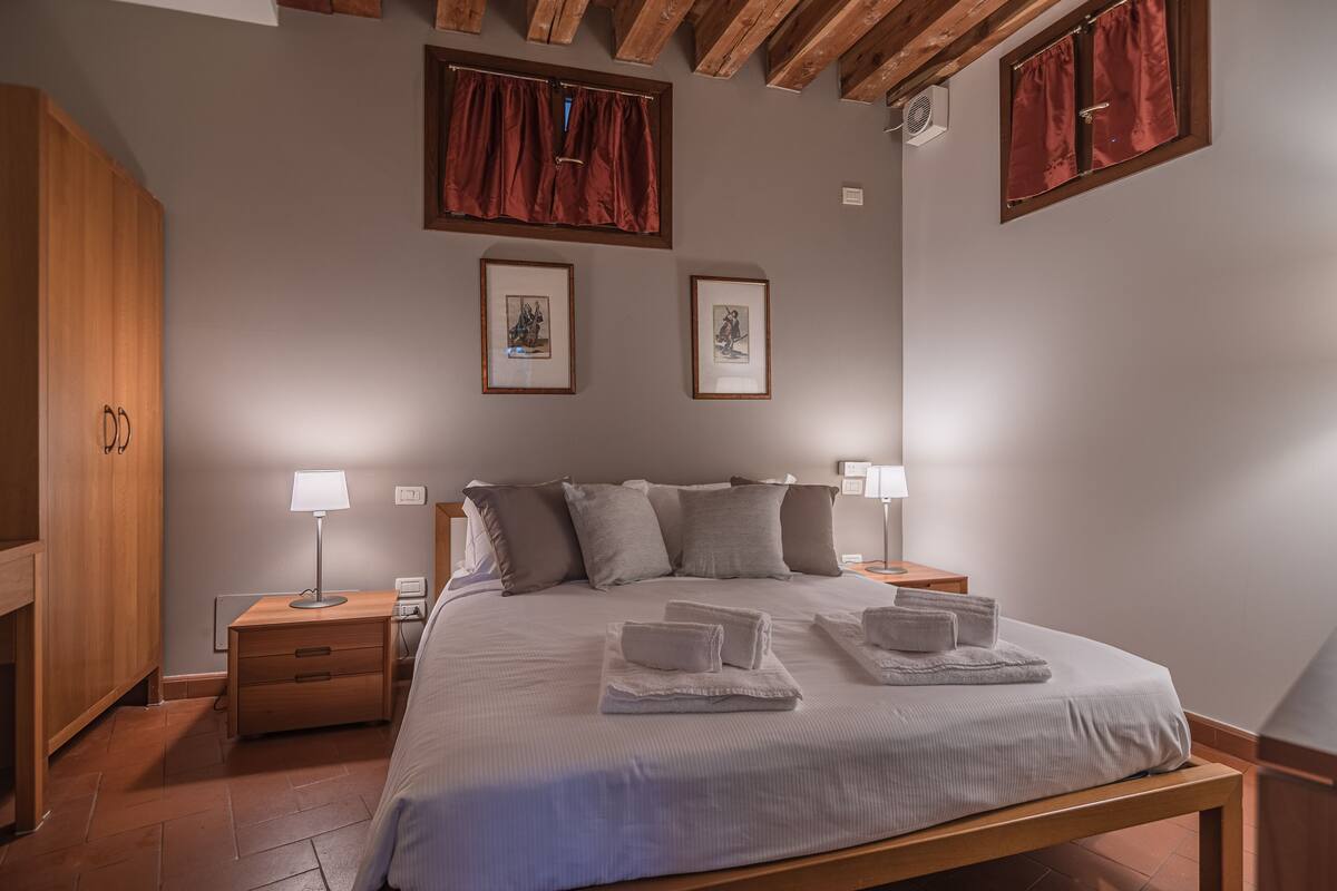 Comfort-rum - 1 queensize-säng - kök | Värdeförvaringsskåp på rummet, skrivbord, gratis wi-fi och sängkläder