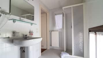 Kamar Single Superior, 1 Tempat Tidur Twin | Kamar mandi | Shower, pancuran hujan, pengering rambut, dan sandal