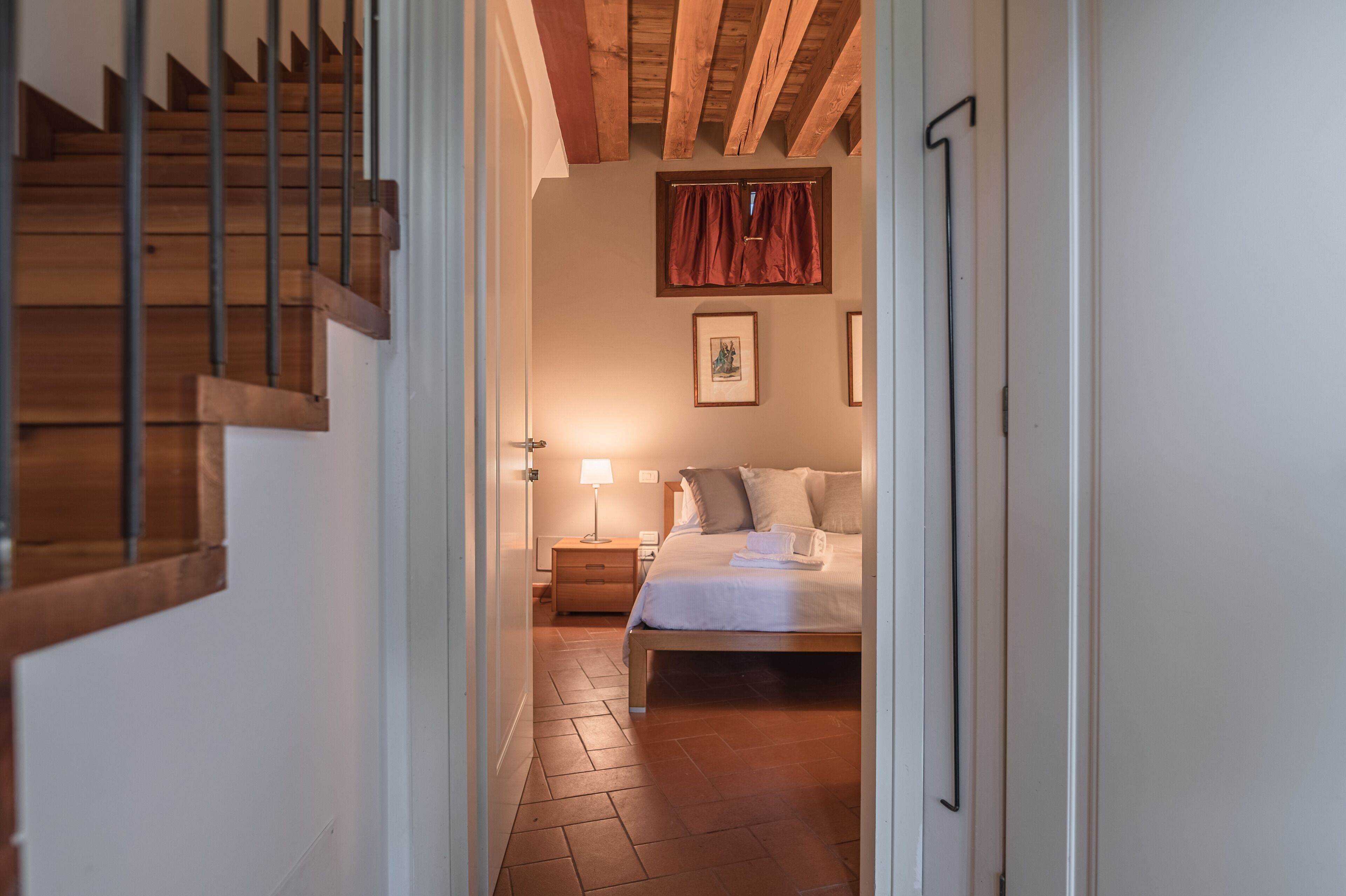 Comfort Room, 1 Queen Bed, Kitchen | In-room safe, desk, free WiFi, bed sheets