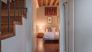 Comfort Room, 1 Queen Bed, Kitchen | In-room safe, desk, free WiFi, bed sheets