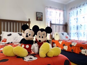5 bedrooms, desk, iron/ironing board, travel cot - 5BR Villa, Pool, 2 Disney Rooms,8 Miles to Disney, Gated Resort (Davenport)