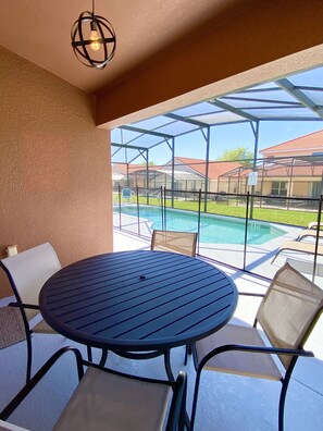 Outdoor dining - 5BR Villa, Pool, 2 Disney Rooms,8 Miles to Disney, Gated Resort (Davenport)