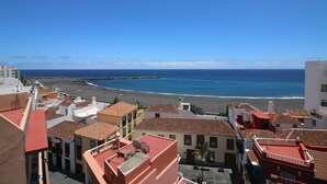 Un pueblo costero con edificios que dan a la playa y al mar.