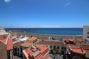 Un pueblo costero con edificios que dan a la playa y al mar.