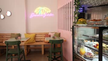 Petit déjeuner buffet compris tous les jours