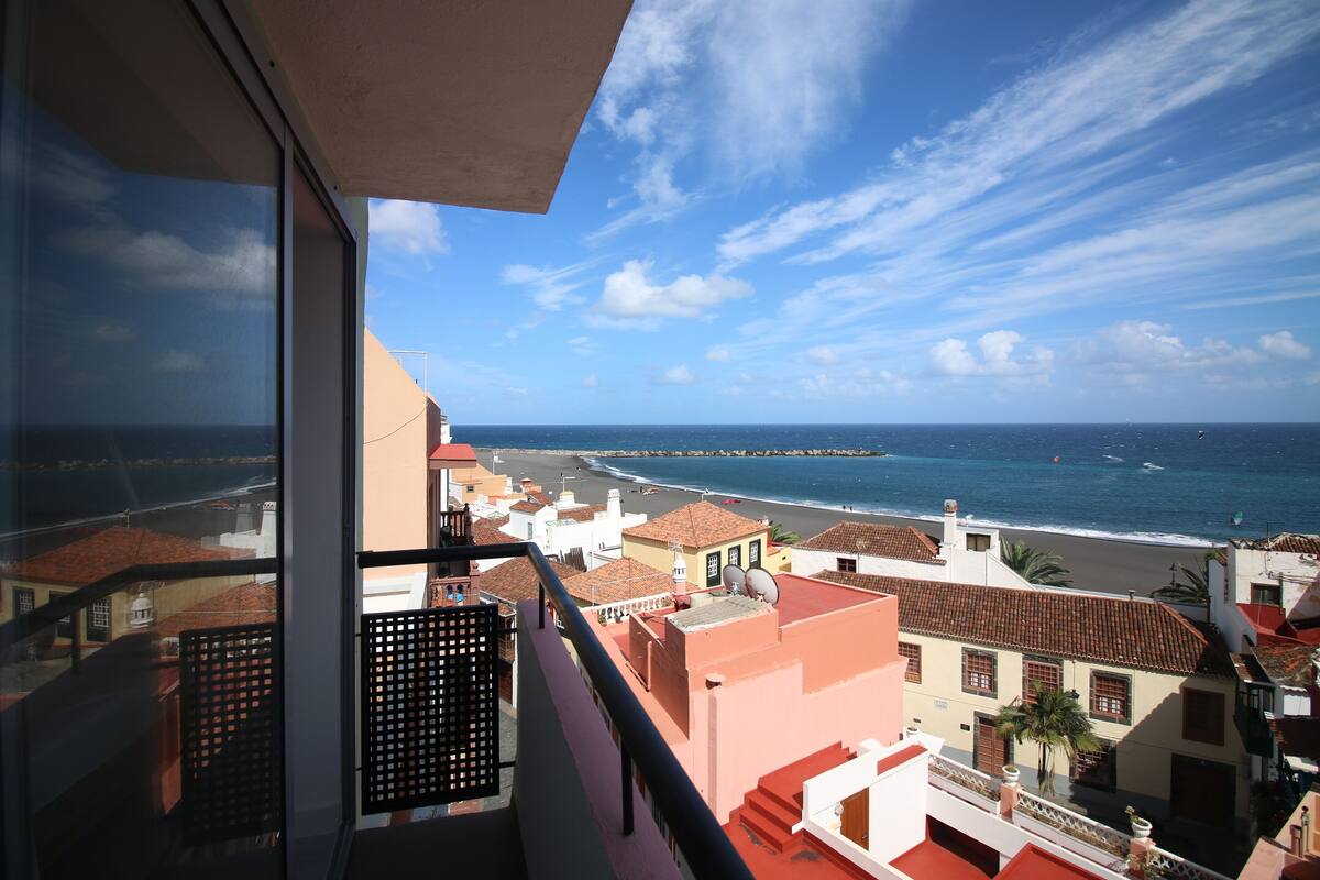 Blick auf die Küste vom Balkon mit Blick auf Strand und Meer.