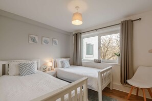 4 chambres, fer et planche à repasser, lit de bébé portatif