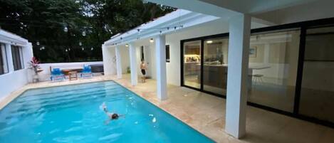 Una piscina techada, una piscina al aire libre