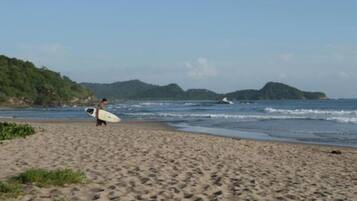 Beach nearby, sun-loungers, beach towels