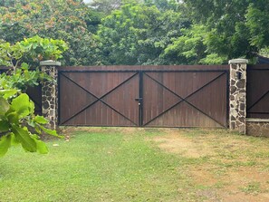 Propiedad resguardada por un muro de piedra y una cerca de madera.