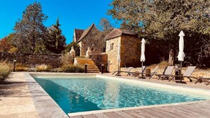 Una piscina al aire libre