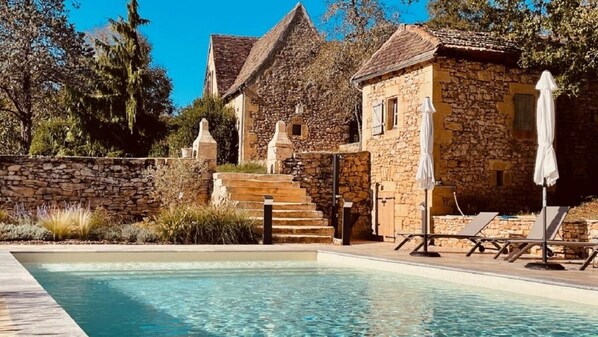 حمّام سباحة خارجي