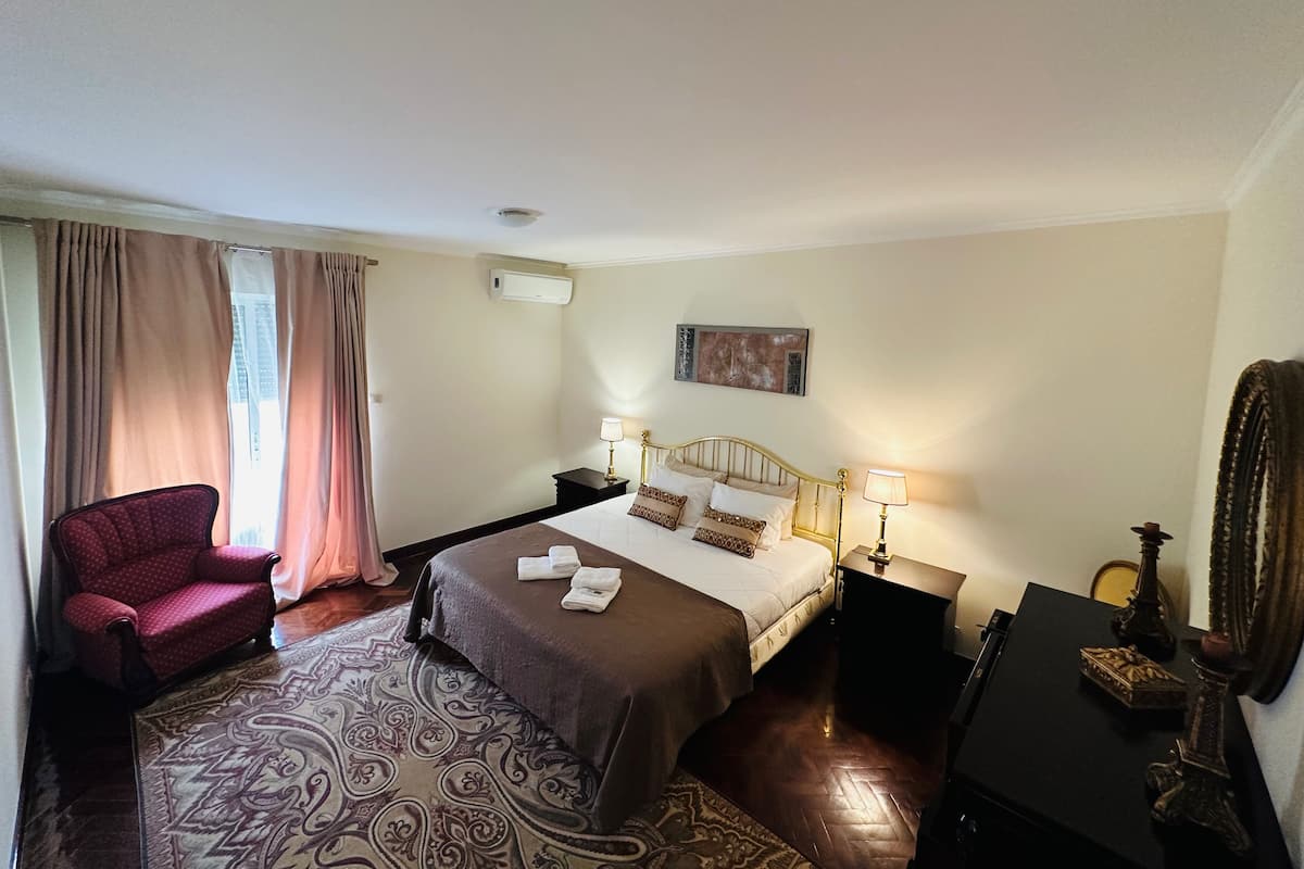 1 dormitorio, escritorio, espacio para trabajar con un portátil