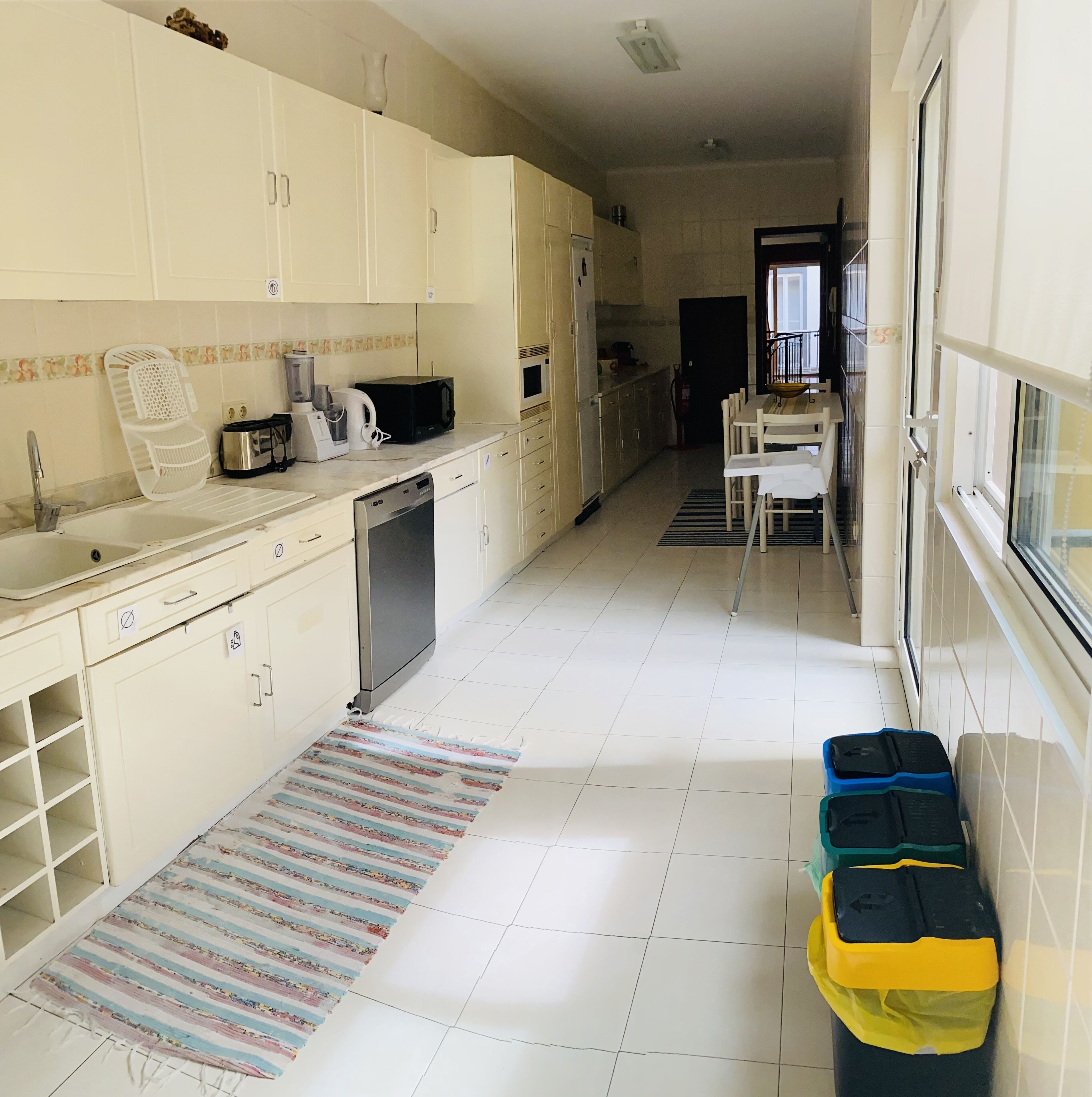 full-sized fridge, microwave, oven, stovetop