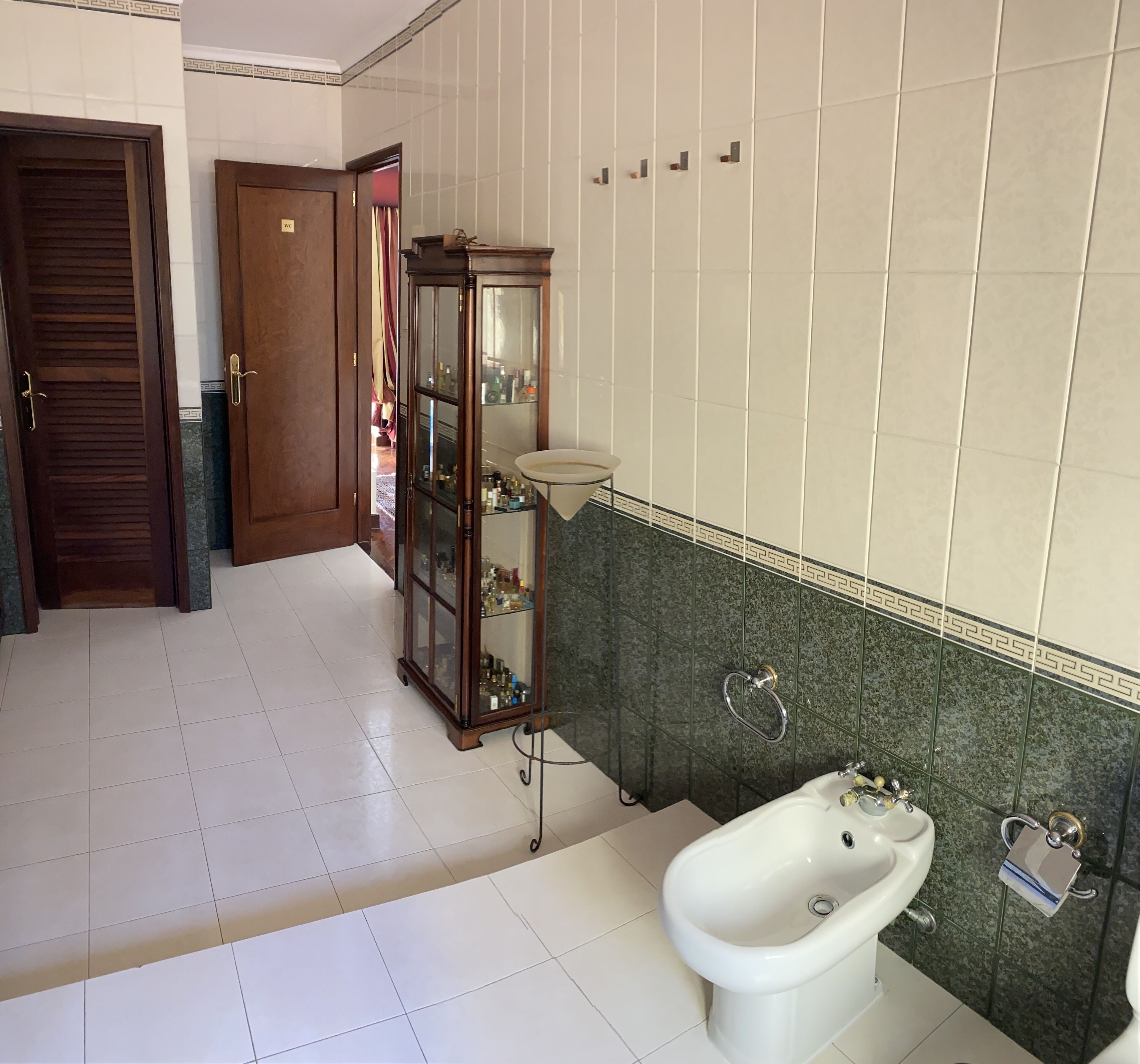 economy room, 1 queen bed | bathroom | hair dryer, bidet, towels, soap