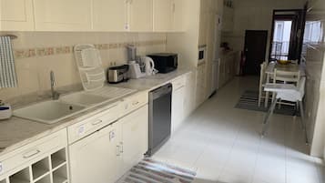Full-sized fridge, microwave, oven, stovetop