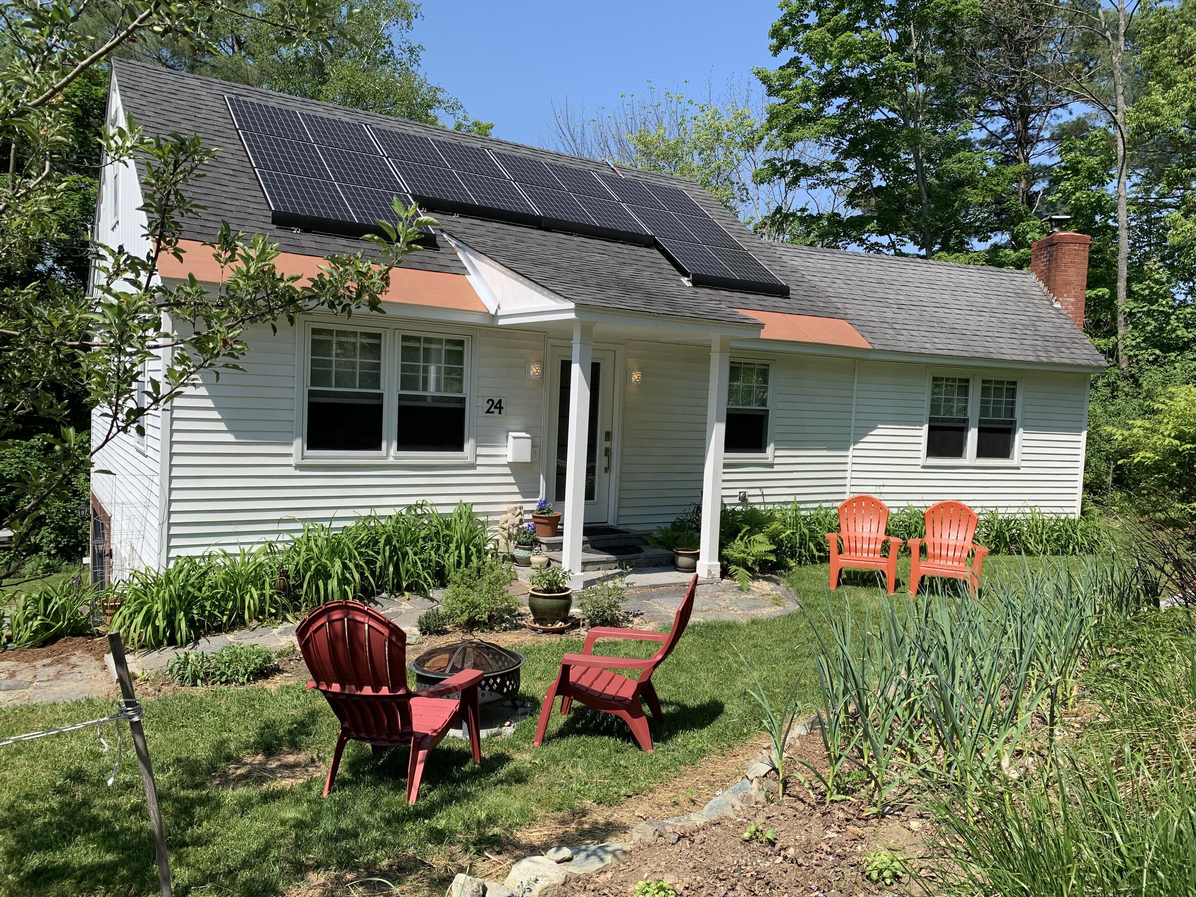 Cozy hilltop cottage w free EV charger near downtown, Hubbard Park & ski resorts