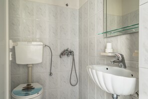 Shower, towels - Room “Angela Partial Sea View 8” with Sea View, Wi-Fi and Air Conditioning (kefalonia)
