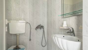 Een douche, handdoeken