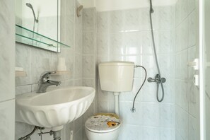 Een douche, handdoeken