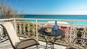 A balcony with a table, chairs, and a view of the sea. - Room “Angela sea view 7” with Sea View, Wi-Fi, and Air Conditioning (kefalonia)