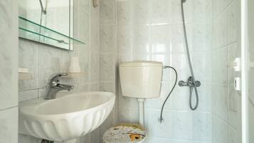 Een douche, handdoeken