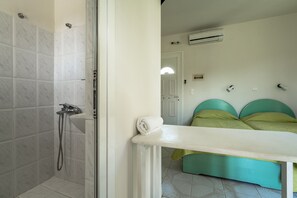 Een douche, handdoeken