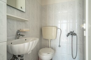 Shower, towels - Room "Angela sea view 4" with sea view, Wi-Fi, and air conditioning (kefalonia)