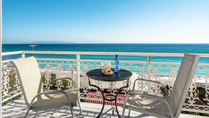 A balcony with a table, two chairs, and a view of the ocean. - Room "Angela sea view 4" with sea view, Wi-Fi, and air conditioning (kefalonia)