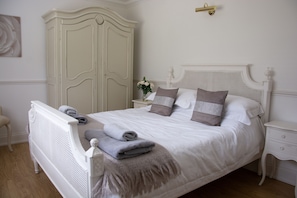 5 bedrooms, desk, iron/ironing board, travel cot - Hewas Water House with Pool, Hot Tub & Games Room (St Austell)