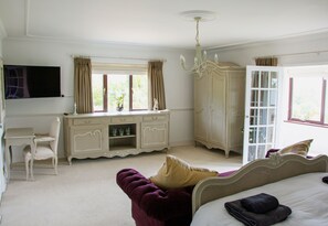 5 bedrooms, desk, iron/ironing board, travel crib