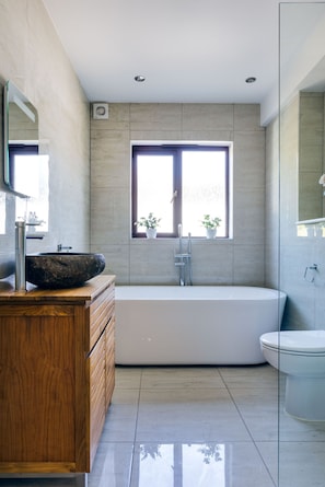 Shower, hair dryer, towels - Hewas Water House with Pool, Hot Tub & Games Room (St Austell)